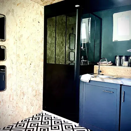 Nyaraló Modern Container In *